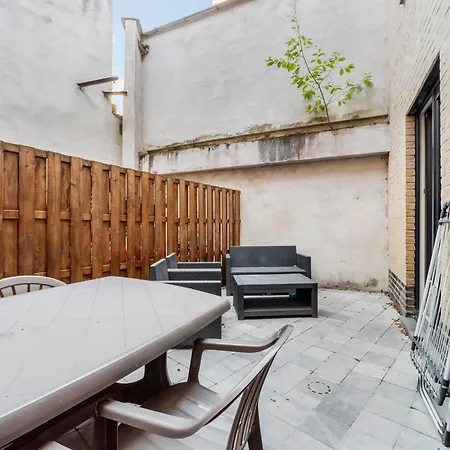 Modern Escape With Garden, Cleaning Included Apartmán